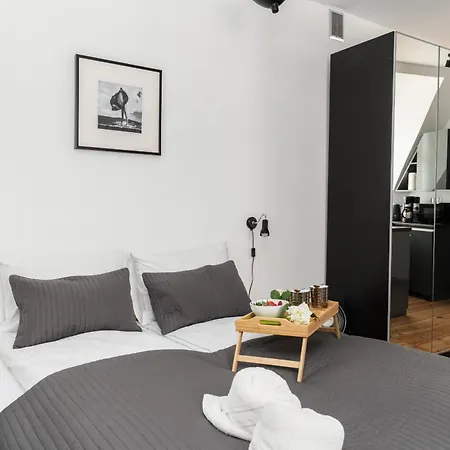 Apartment Wood And Grey - Strzalowa 3 By Renters - Self Check In 24h