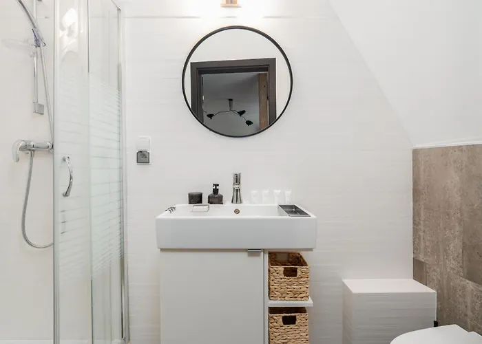 Apartment Wood And Grey - Strzalowa 3 By Renters - Self Check In 24h