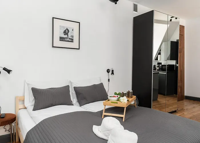 Apartment Wood And Grey - Strzalowa 3 By Renters - Self Check In 24h